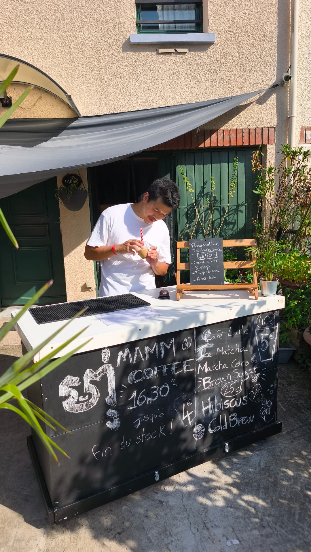 Le stand mamm coffee installé devant la maison, boissons préparées à la commande
